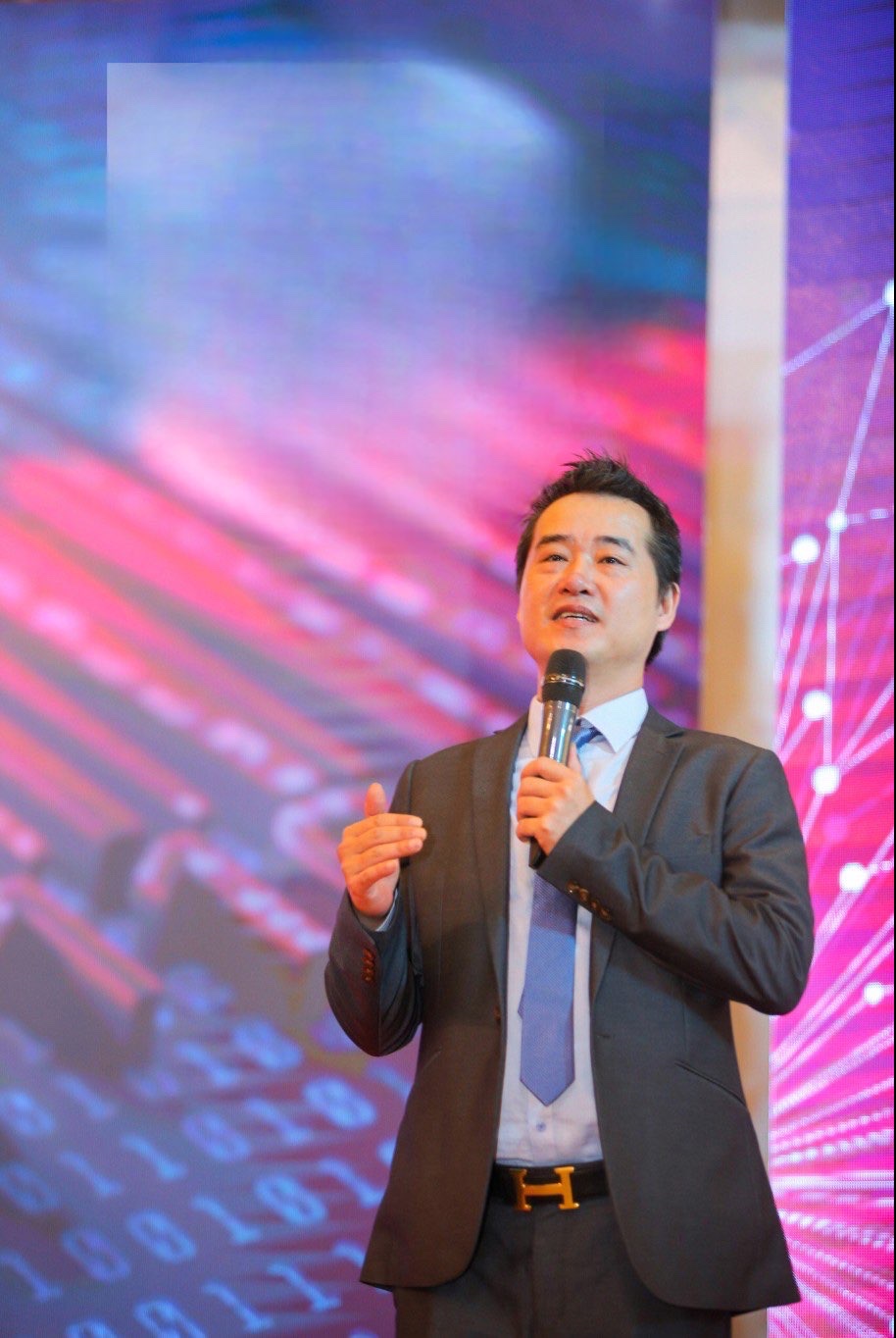 Tony Minh trên sân khấu